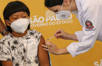 Menino Xavante de 8 anos é a primeira criança vacinada contra a Covid-19 no Brasil